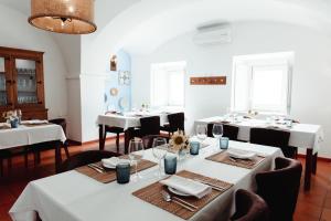 Reštaurácia alebo iné gastronomické zariadenie v ubytovaní Segredo d'Alecrim