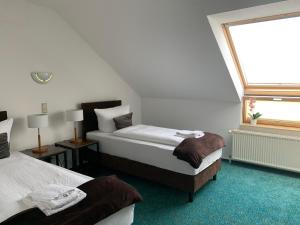 Tempat tidur dalam kamar di Hotel Rosengarten