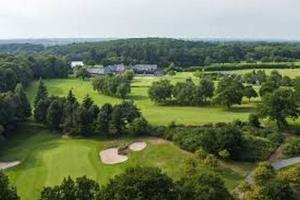 - une vue aérienne sur un parcours de golf dans l'établissement Les cottages du golf, au Tronchet
