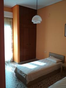 - une chambre avec un lit et une grande fenêtre dans l'établissement Two-Bedrooms Apartment in Center of Rethymno, à Réthymnon