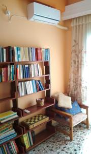 une chambre avec une étagère remplie de livres dans l'établissement Two-Bedrooms Apartment in Center of Rethymno, à Réthymnon