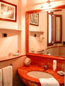 Vonios kambarys apgyvendinimo įstaigoje Hotel Il Faro Della Guitgia Tommasino