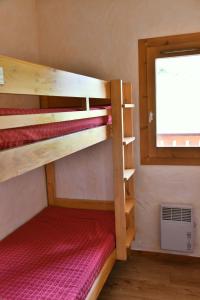 Двухъярусная кровать или двухъярусные кровати в номере Chalet Le Grand Cap