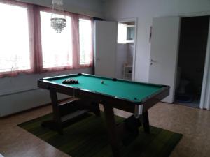 una mesa de billar en una sala de estar con accesorios en Apartment Sorsakoski, en Sorsakoski