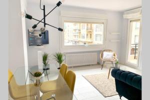 サン・セバスティアンにあるNEW Gorgeous Central Apartment - Beachfront - 3 BDのリビングルーム(ガラステーブル、黄色の椅子付)