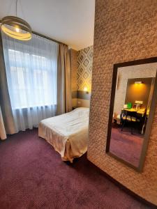 Łóżko lub łóżka w pokoju w obiekcie Hotel Kazimierz