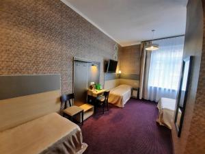 Łóżko lub łóżka w pokoju w obiekcie Hotel Kazimierz