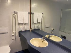 Ein Badezimmer in der Unterkunft Skycity Hotel Atrigon