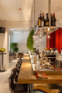 un ristorante con un lungo tavolo con sedie e bottiglie di vino di Brik Hotel a Odessa