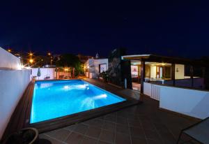 Bazén v ubytovaní Villa Punta Negra HEATED POOL tenerifesummervillas alebo v jeho blízkosti