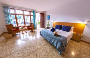 Posteľ alebo postele v izbe v ubytovaní Villa Punta Negra HEATED POOL tenerifesummervillas