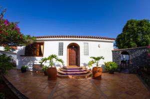 Vonkajšia záhrada v ubytovaní Villa Punta Negra HEATED POOL tenerifesummervillas