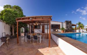 Bazén v ubytovaní Villa Punta Negra HEATED POOL tenerifesummervillas alebo v jeho blízkosti