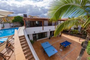 Bazén v ubytovaní Villa Punta Negra HEATED POOL tenerifesummervillas alebo v jeho blízkosti