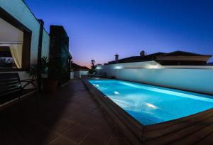 Bazén v ubytovaní Villa Punta Negra HEATED POOL tenerifesummervillas alebo v jeho blízkosti