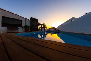 Bazén v ubytovaní Villa Punta Negra HEATED POOL tenerifesummervillas alebo v jeho blízkosti