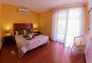Posteľ alebo postele v izbe v ubytovaní Villa Punta Negra HEATED POOL tenerifesummervillas