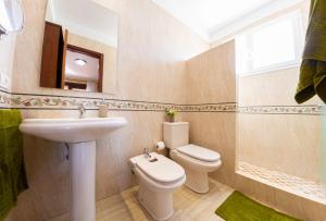 Kúpeľňa v ubytovaní Villa Punta Negra HEATED POOL tenerifesummervillas