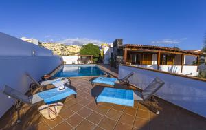 Bazén v ubytovaní Villa Punta Negra HEATED POOL tenerifesummervillas alebo v jeho blízkosti