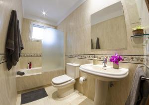 Kúpeľňa v ubytovaní Villa Punta Negra HEATED POOL tenerifesummervillas