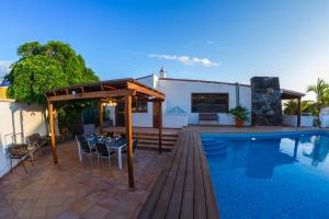 Bazén v ubytovaní Villa Punta Negra HEATED POOL tenerifesummervillas alebo v jeho blízkosti