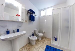 Kúpeľňa v ubytovaní Villa Punta Negra HEATED POOL tenerifesummervillas