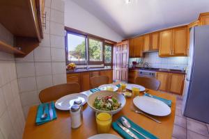 Kuchyňa alebo kuchynka v ubytovaní Villa Punta Negra HEATED POOL tenerifesummervillas