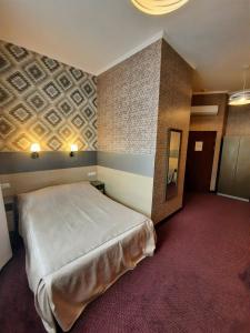 Łóżko lub łóżka w pokoju w obiekcie Hotel Kazimierz