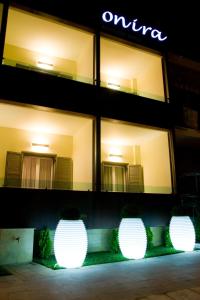 ein Gebäude mit Lichtern in der Nacht davor in der Unterkunft Onira Boutique in Tolo