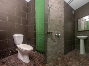 Et badeværelse på OYO 90059 Ltk Home