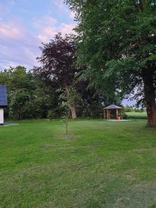 um parque com um gazebo no meio de um campo em På landet em Grindsted