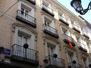 un edificio con balcones y una bandera en él en Suite Prado, en Madrid