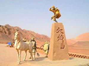 uma estátua de um homem num cavalo no deserto em 7Days Inn Turpan Dashizi em Turfan