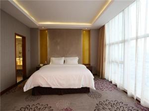 een slaapkamer met een groot bed en een groot raam bij Lavande Hotel Dongguan Tangxia Branch in Tangxia