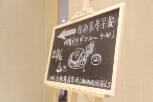 a chalkboard sign with asian writing on it at Lavande Hotel (Harbin Ice and Snow World University of Commerce Branch) in Harbin