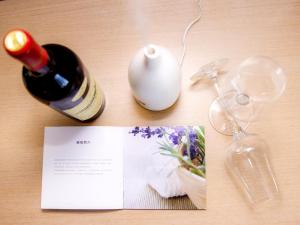 una mesa con una botella de vino y una copa en Lavande Hotel Zhangjiakou Victoria Plaza, en Zhangjiakou