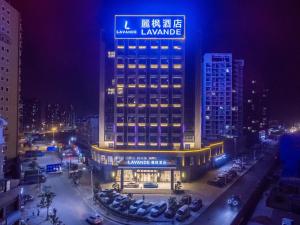 ein Gebäude mit einem Schild darüber in der Nacht in der Unterkunft Lavande Hotel (Ganzhou Railway Station Branch) in Ganzhou