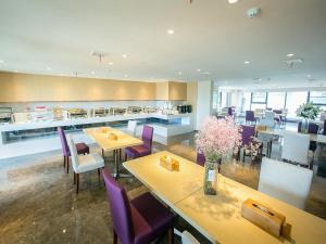 a dining room with tables and purple chairs at Lavande Hotel (Nanchang Qianhu Avenue Nanchang Univercity Branch) in Nanchang