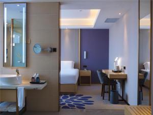 齊齊哈爾的住宿－Lavande Hotel Qiqihar Supervisory Office，客房内设有带水槽和卫生间的浴室
