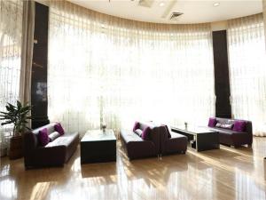 een woonkamer met 2 banken en een tafel bij Lavande Hotel Dongguan Tangxia Branch in Tangxia