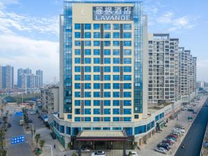 um grande edifício com uma placa em cima em Lavande Hotel (Ganzhou Railway Station Branch) em Ganzhou