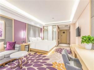 une chambre d'hôtel avec un lit et un canapé dans l'établissement Lavande Hotel Langfang Dacheng Xinda Xintiandi Plaza, à Daicheng