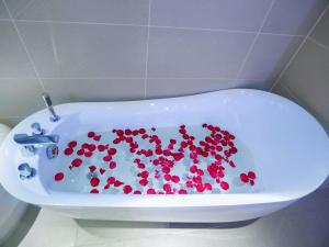 una bañera blanca con corazones rojos. en Lavande Hotel Xianyang Yuquan Road Wanda Plaza Branch, en Xianyang