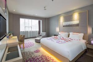 a hotel room with a large bed and a desk at Lavande Hotel Changsha Pedestrian Street Nanmenkou Metro Station Branch in Changsha