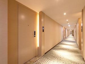 un couloir avec un long couloir dans l'établissement Lavande Hotel Xianyang Yuquan Road Wanda Plaza Branch, à Xianyang