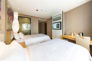 Letto o letti in una camera di Lavande Hotels Weihai Weigao Square Branch