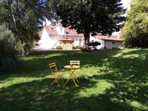a table and two chairs in a yard at Petit Studio Mansardé - 2 lits simples in Neuilly