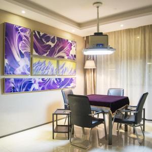 comedor con mesa y sillas de color púrpura en Lavande Hotel Xiantao Xintiandi International Plaza, en Xiantao