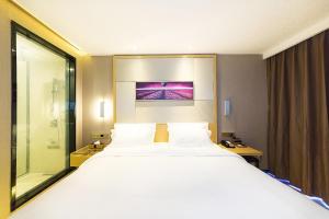 Letto o letti in una camera di Lavande Hotels Weihai Weigao Square Branch