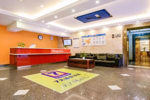 una oficina con vestíbulo y recepción en 7Days Inn Chongqing Changshou Changshou Road, en Changshou